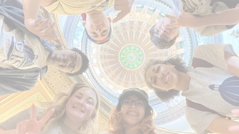 Honors students under the capitol dome.