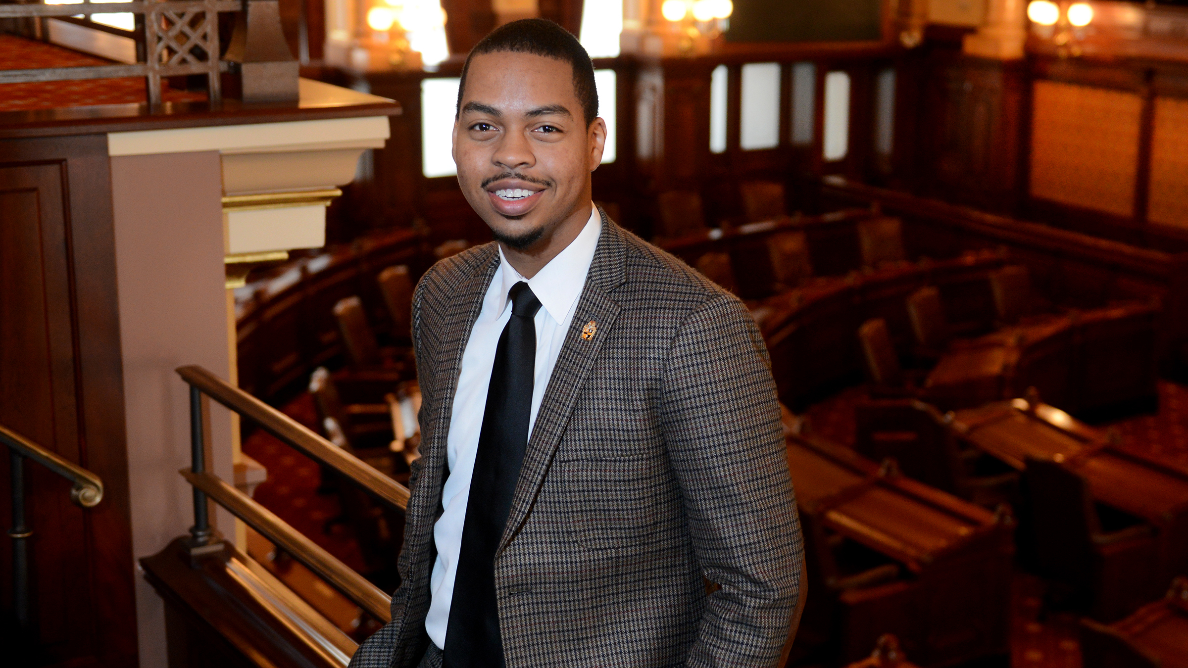 UIS student posing on the Illinois State Capitol