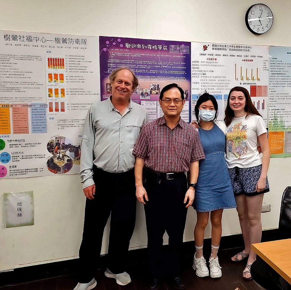 Professor Hadley-Ives and students posing for picture in Taiwan