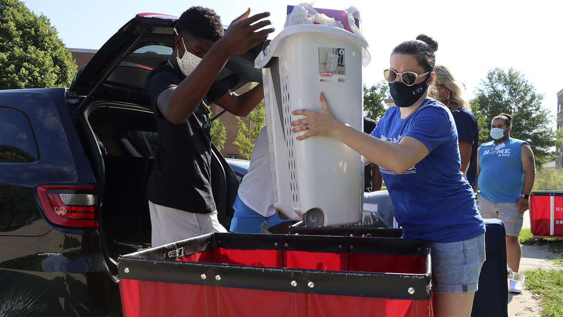 Volunteers help students move-in