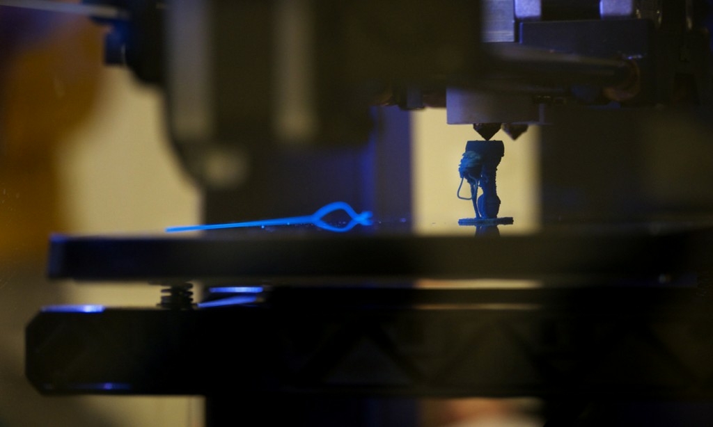 3D printer printing with blue filament