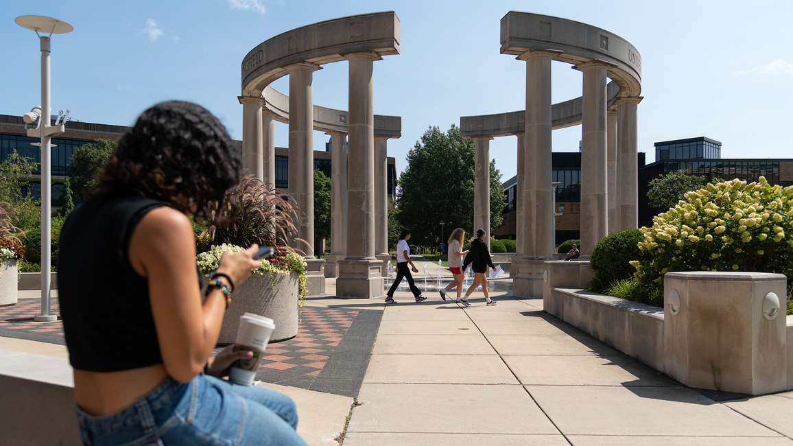 Students next to the colonnade 