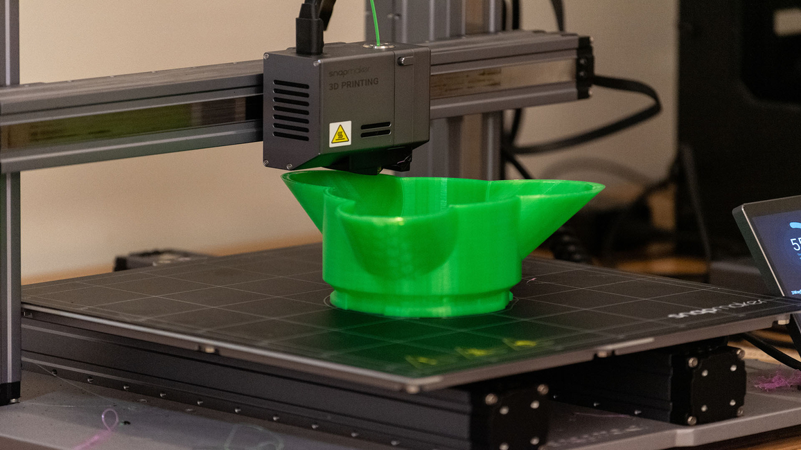 3D printer printing a three petal dish at the University of Illinois Springfield Orion Lab 