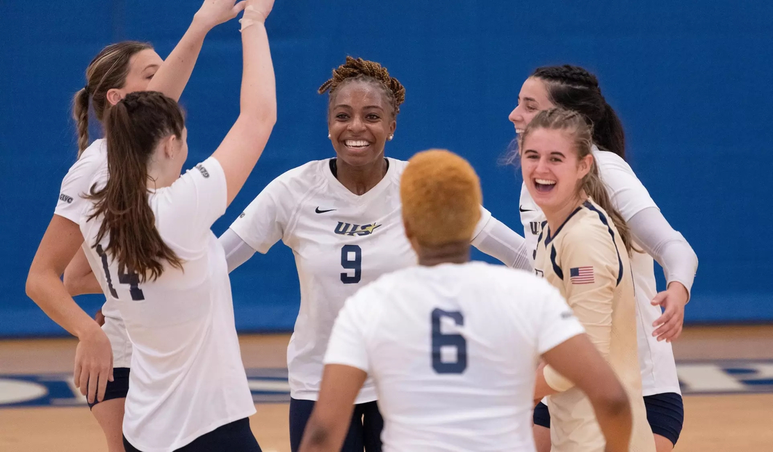 UIS Volleyball Team Huddle