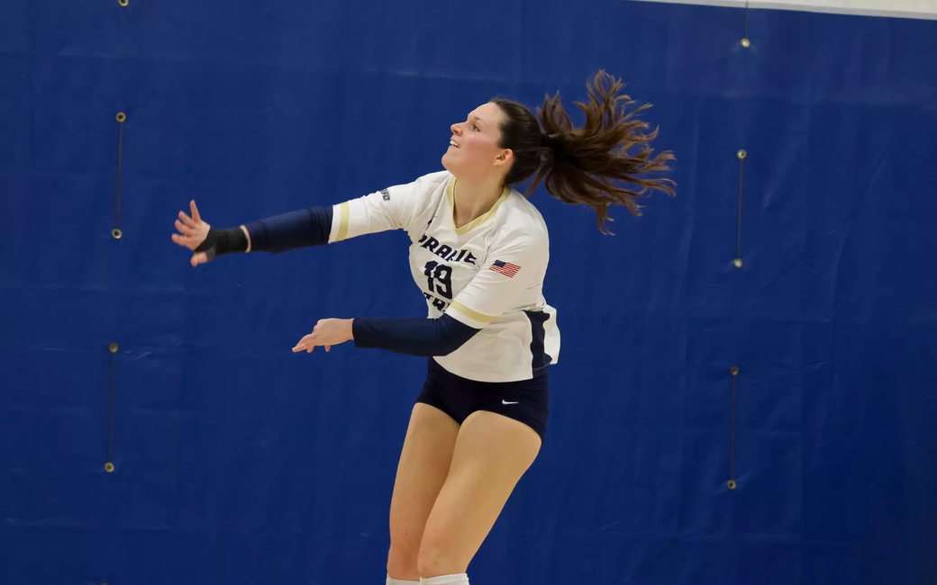 Makenna Cox playing volleyball
