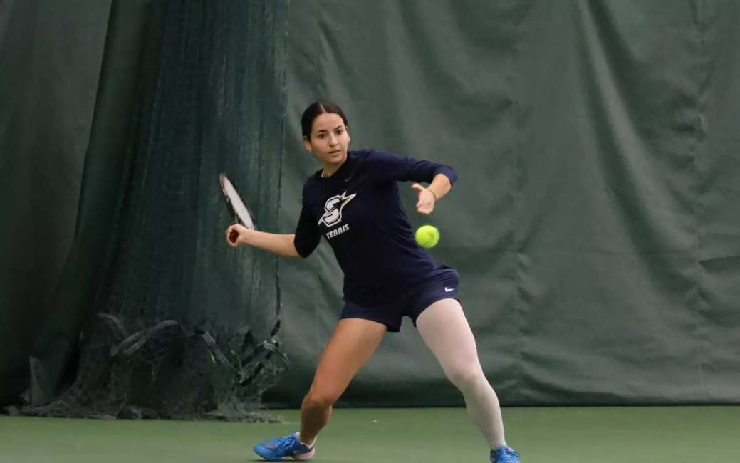 Carmen Llopis Fabra playing tennis 