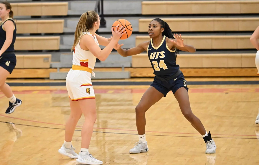 Niyah Udoiwod playing defense