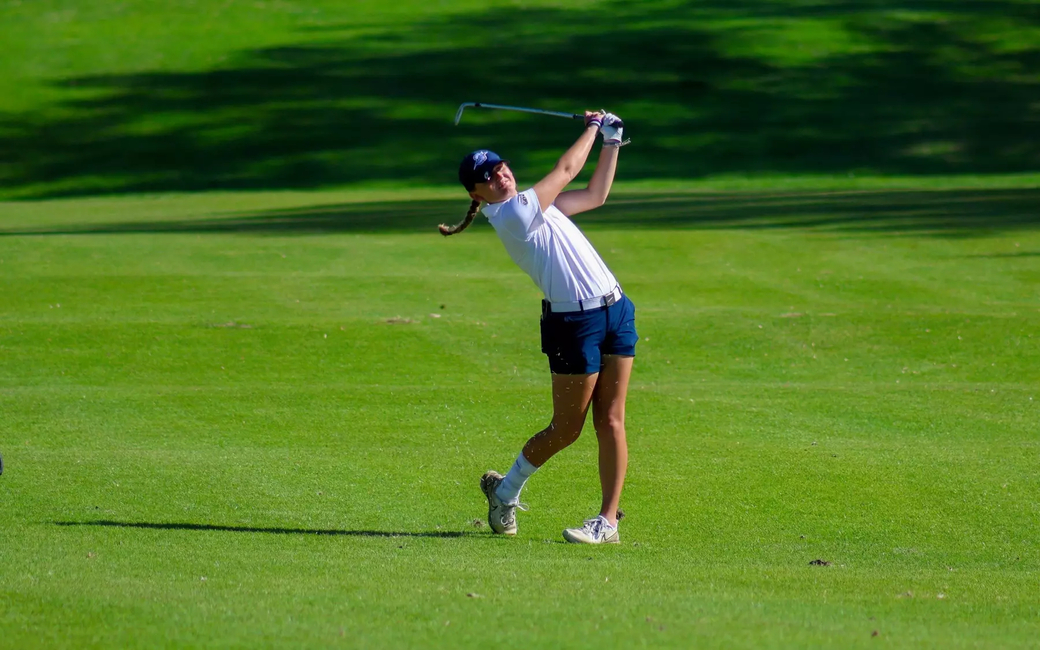 Elaine Grant golfing