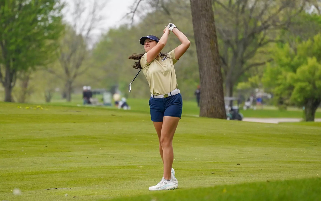 Sara Prieto golfing