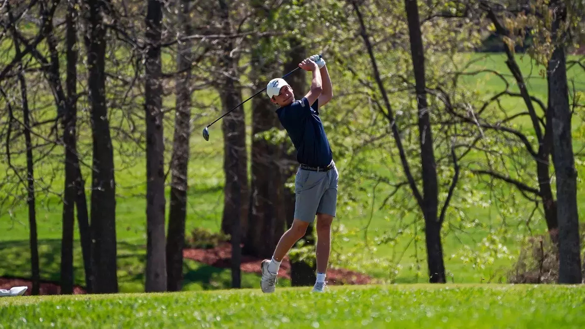 Sacha Lamraski golfing