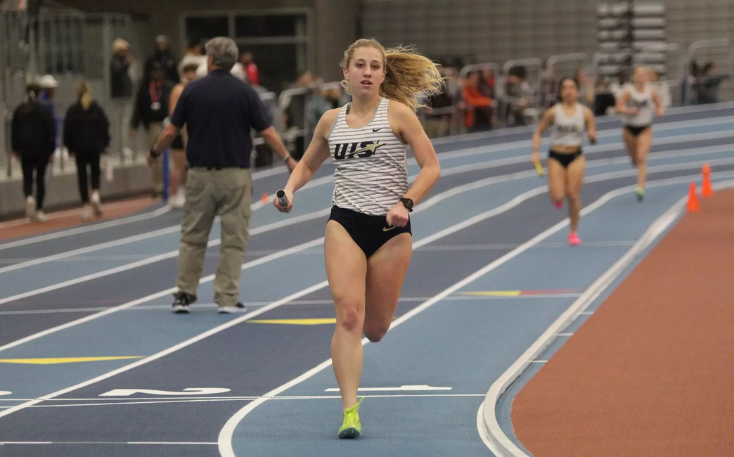 Jordan Serrahn racing the 4x400m relay