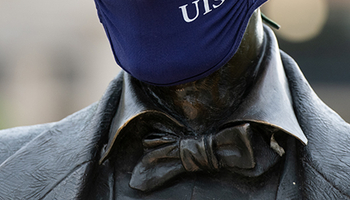 Lincoln wearing mask