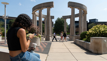 Students next to the colonnade 