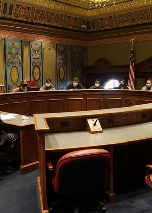 Photo of Former Governors Jim Edgar and Pat Quinn meeting with FY2022 ILSIP Cohort during their seminar.