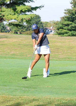 Erin Ahmadfadzir golfing in blue and white UIS golf gear