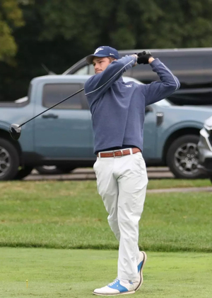 Brooks Cluver golfing in UIS blue