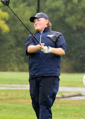 Peyton Woods golfing in the rain in UIS gear