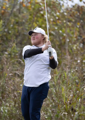 Peyton Woods golfing