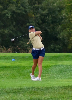 Elaine Grant golfing