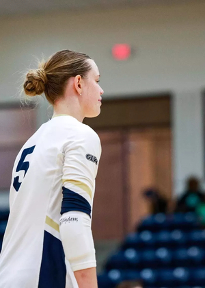 Anna Laincz on volleyball court