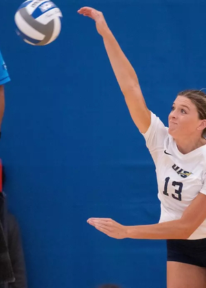 Carly Michels playing volleyball