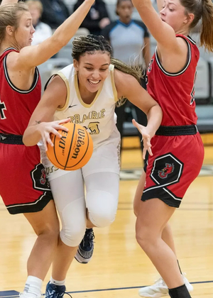 Allysia McDaniel playing basketball