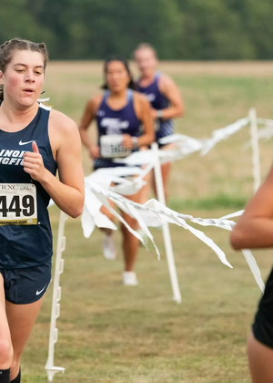 Alli Thompson running UIS xc