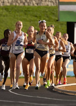 Madelyn Miller-Ross leading a pack of runners in a track race