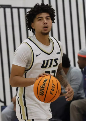 Tye Banks playing basketball