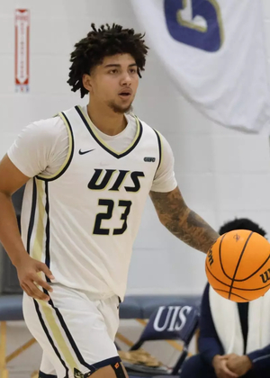 Tye Banks playing basketball