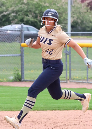 Taylor Zawacki running to second base