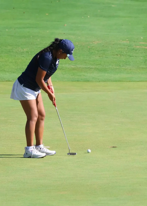 Erin Ahmadfadzir putting at UIS golf tournament