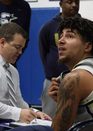 Tye Banks during time out