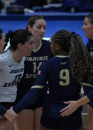 UIS Volleyball team huddle