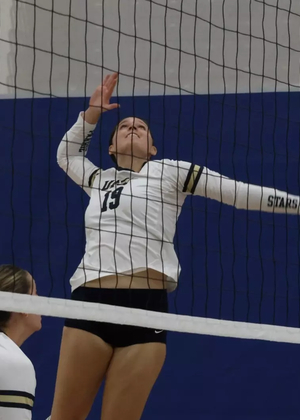 Makenna Cox playing volleyball
