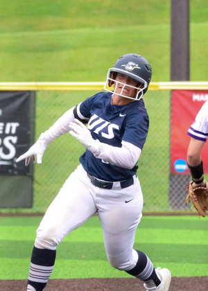 Olivia DeLuca going to third base