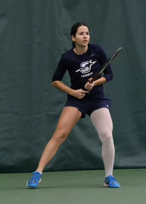 Carmen Llopis Fabra playing tennis