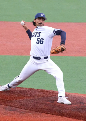 Esteban Hernandez pitching