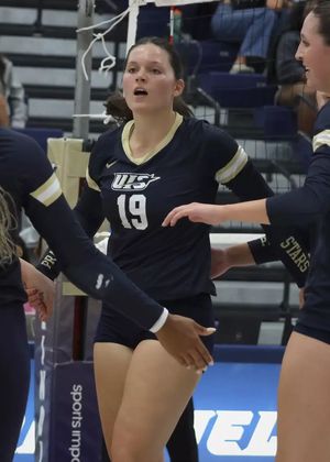 UIS volleyball huddle