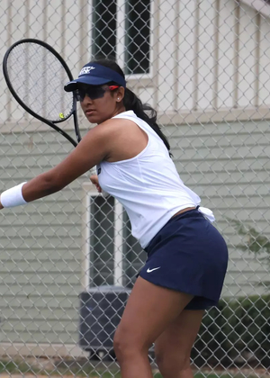 Alisha Deogaonkar playing tennis at UIS