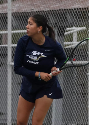 Cristina Mendoza Romero playing tennis at UIS