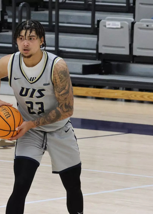 Tye Banks playing basketball