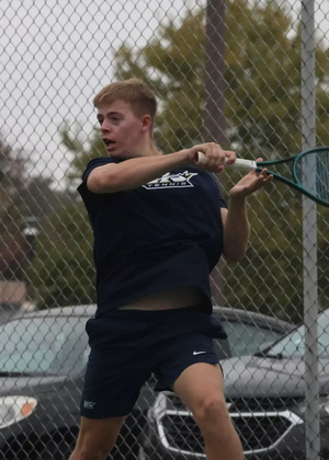 Luke Pennington playing tennis for UIS
