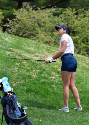 Sara Prieto golfing
