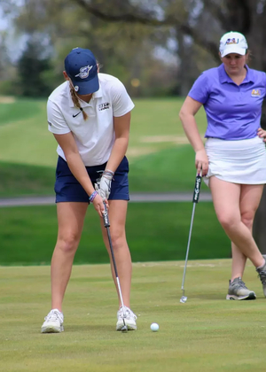Elaine Grant putting