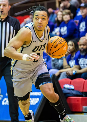 Jordan Rice playing basketball at UIS