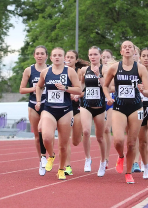 runners in a pack racing outdoor track at SBU
