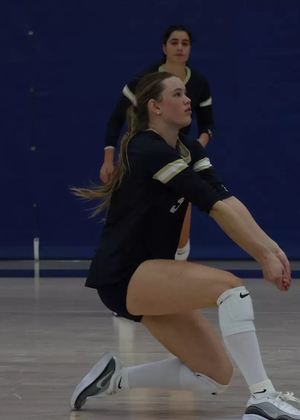 Anna Laincz received serve