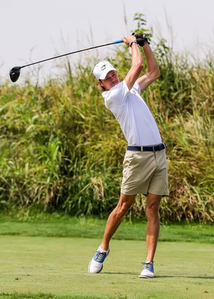 Brooks Cluver golfing