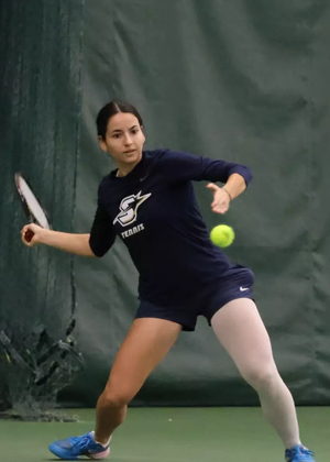 Carmen Llopis Fabra playing tennis 